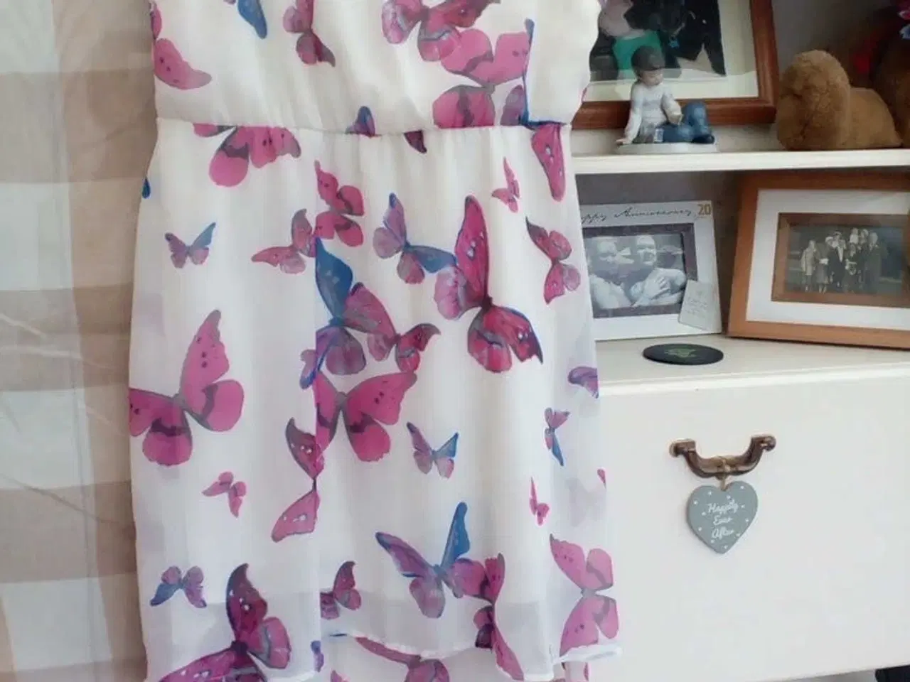 Billede 1 - Kjole- hvid kjole med sommerfugle/størrelse 40-42