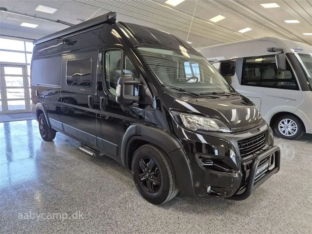 Billede 1 - 2023 - Tourne 6.0   solcelle. 200 Ah lithium Batteri. 2000w Inverter. kompressor køleskab. Elektrisk gulvvarme. Webasto Dieselfyr. Anhængertræk. udvendig bruser. Kun 43,000 km!!!