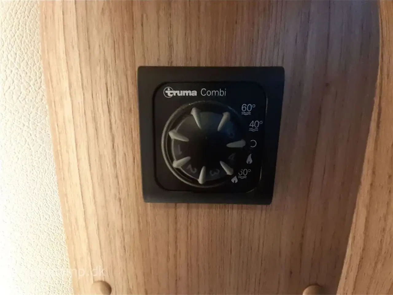 Billede 18 - 2022 - Carado A361   Alkove model. 6 selepladser. elekstrisk trin. cykelstativ til 4 cykler.