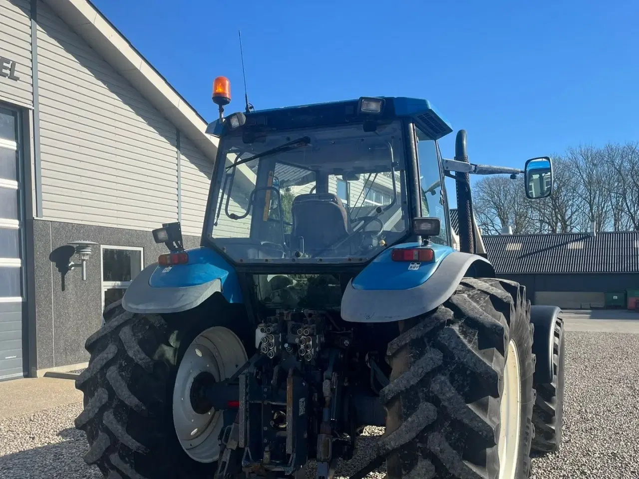 Billede 14 - New Holland 8360 med 4stk fabriksnye dæk til.  Super stærk traktor.
