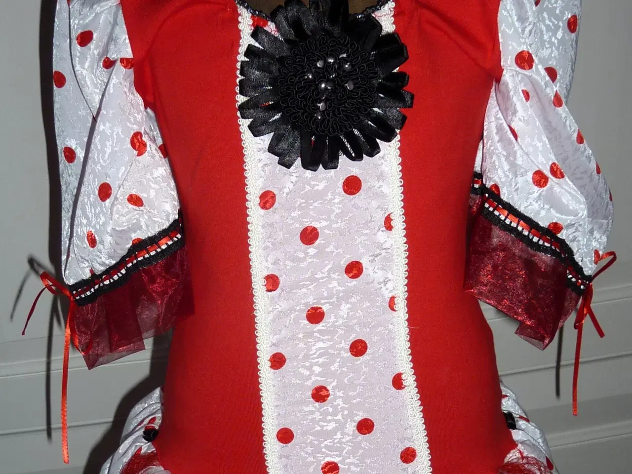 Billede 2 - Prinsessekjole til leg & udklædning. Str. 6-9 år.