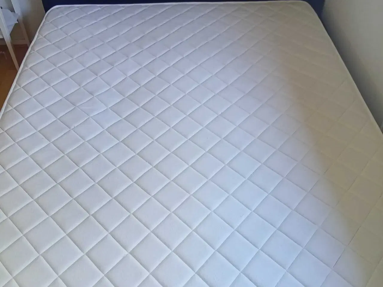Billede 2 -  seng (160x200) og madras fra Beliani