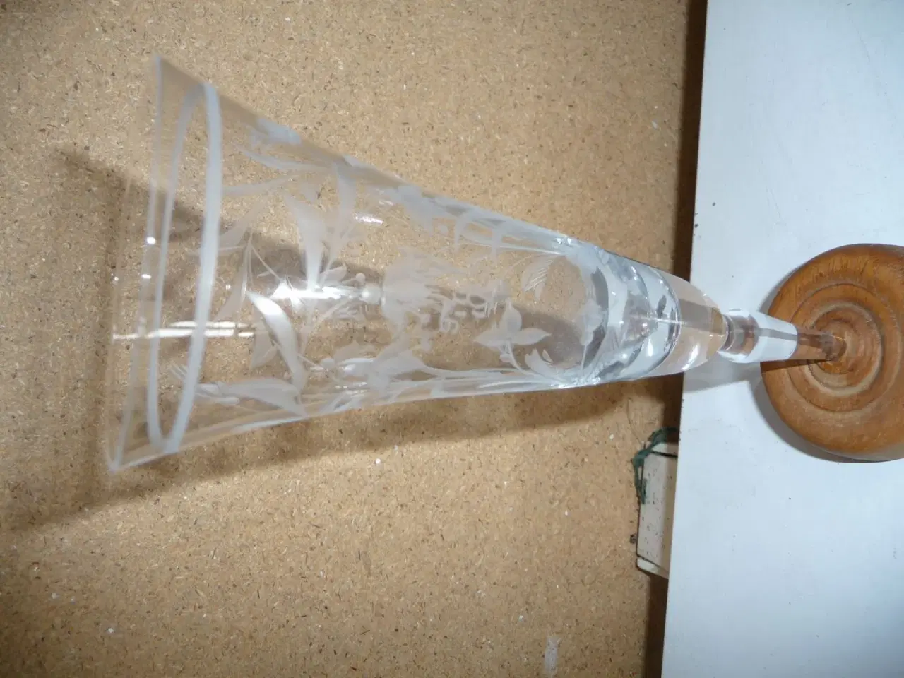 Billede 2 - høj glas med træ fod, den er 19 cm høj.