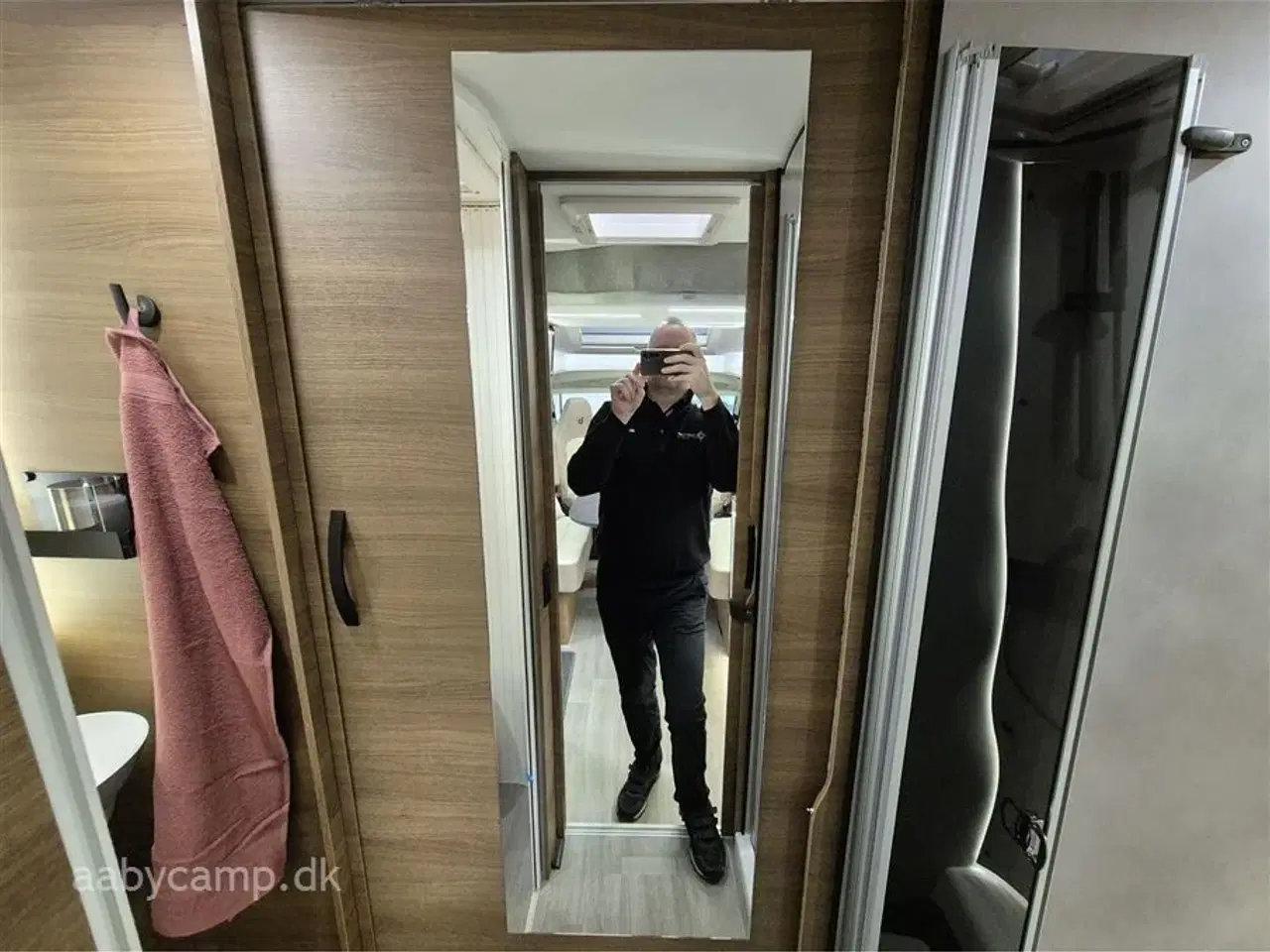 Billede 22 - 2026 - Benimar Mileo 268   Nk pakke. 8 Trins Automatgear. 140 Hk.  200W Solceller. Truma Combi Diesel. Kompressor Køleskab 150L. Emhætte.