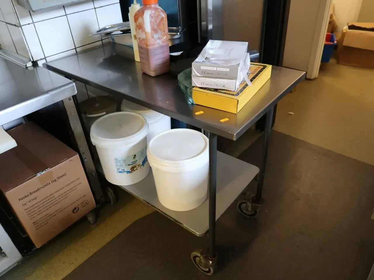 Billede 2 - Rusfri opbevaringsvogn med indhold