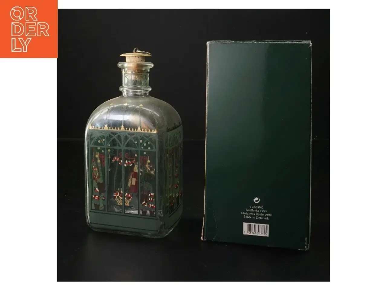 Billede 2 - Glasflaske med julemotiv fra Holmegaard (str. 18x7x9 cm)