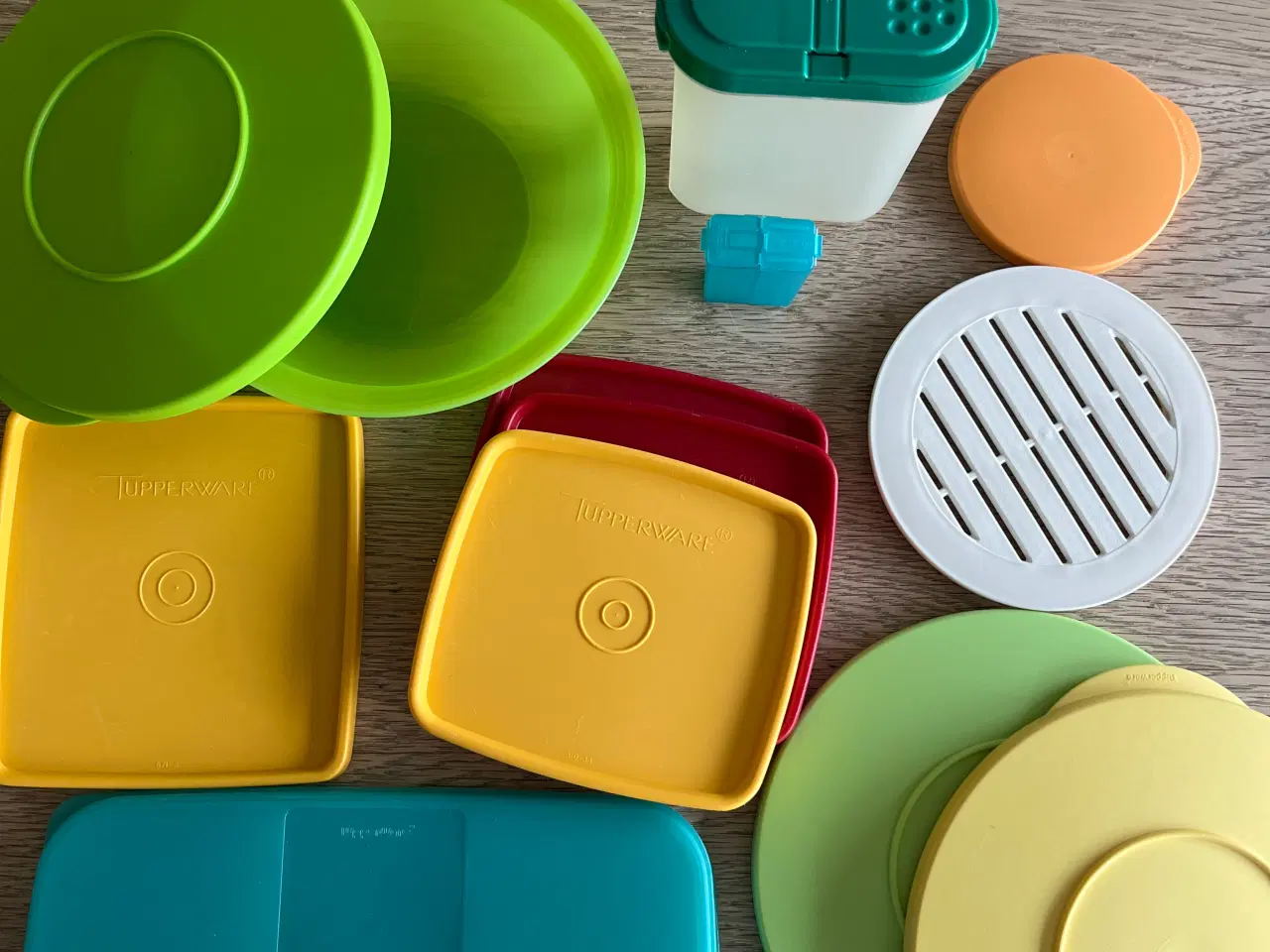 Billede 1 - Tupperware bøtte, 9 extra låg, 2 krydderibøtter