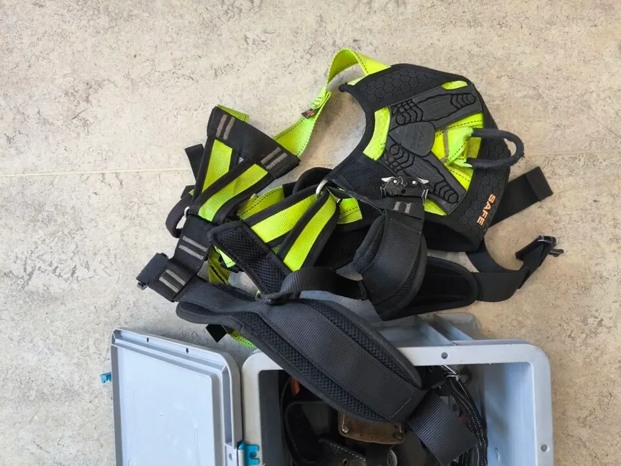 Billede 2 - Kasse m. sikringsgrej samt div.