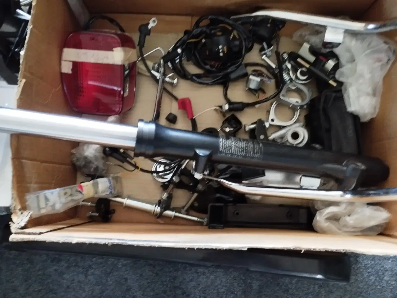 Billede 3 - Dele til Kawasaki Z 400J. årgang 1982, ( se %)