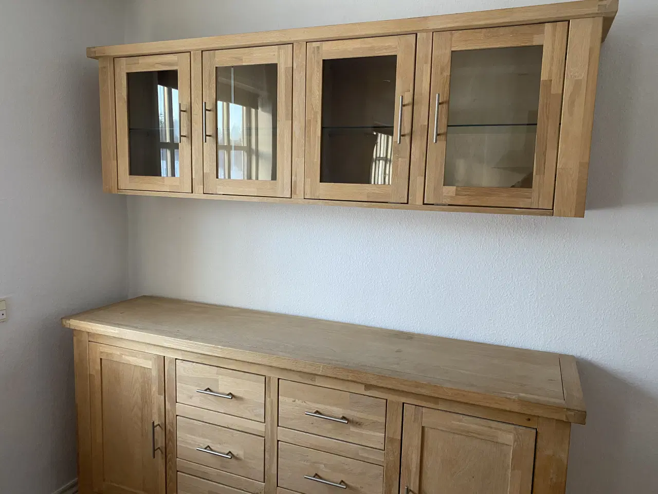 Billede 4 - Massiv egetræ skænk og vitrine