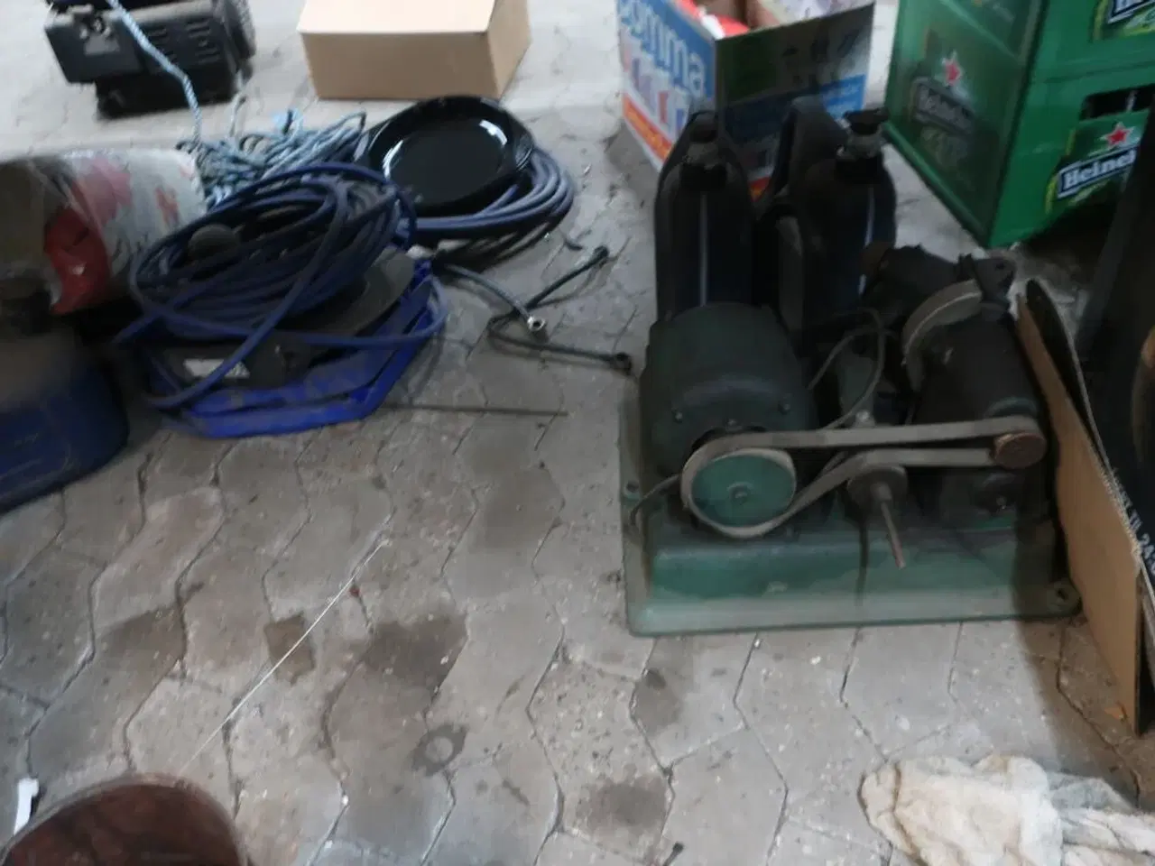 Billede 11 - Arbejdsbord med skruestik, værktøjstavle med div. Værktøj m.m.