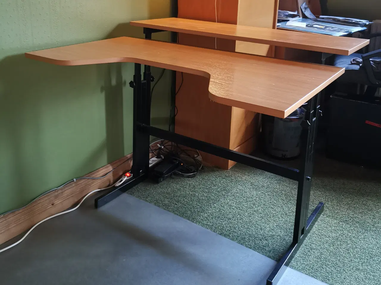 Billede 1 - PC skrivebord m/manuel hæve-sænkefunktion