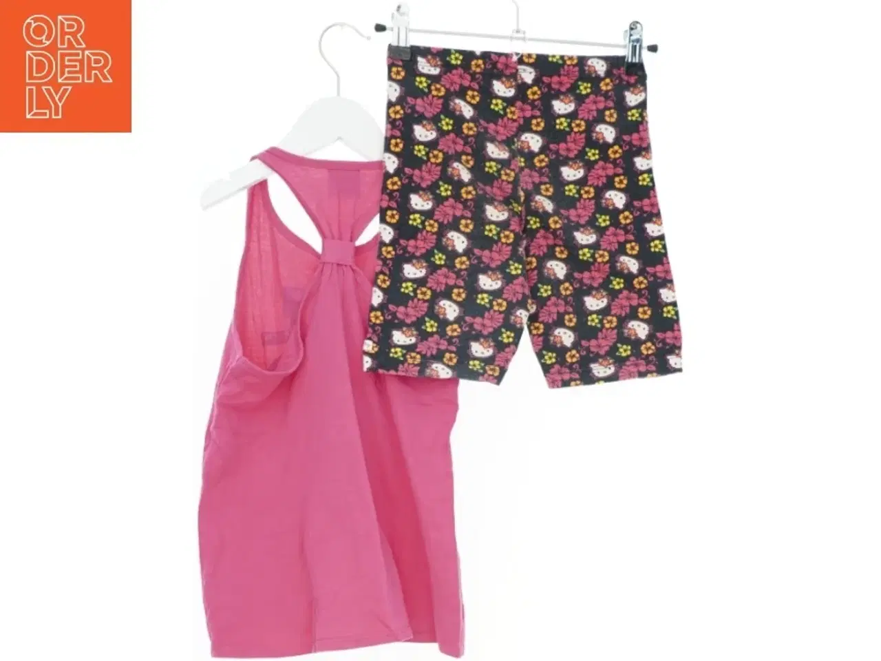 Billede 2 - Hello Kitty top og shorts sæt fra Sanrio (str. 122)