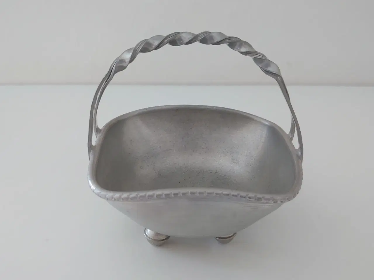 Billede 1 - Vintage Norway tin skål med 4 fødder og hank.