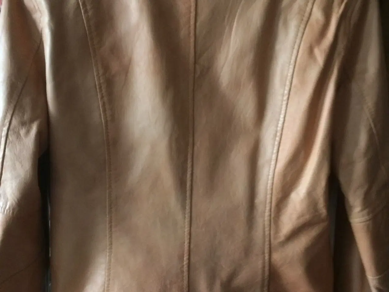 Billede 2 - lys rosa læder jakke