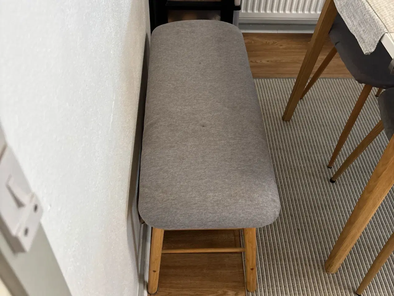 Billede 7 - Spisebord +stole,bænk og tæppe