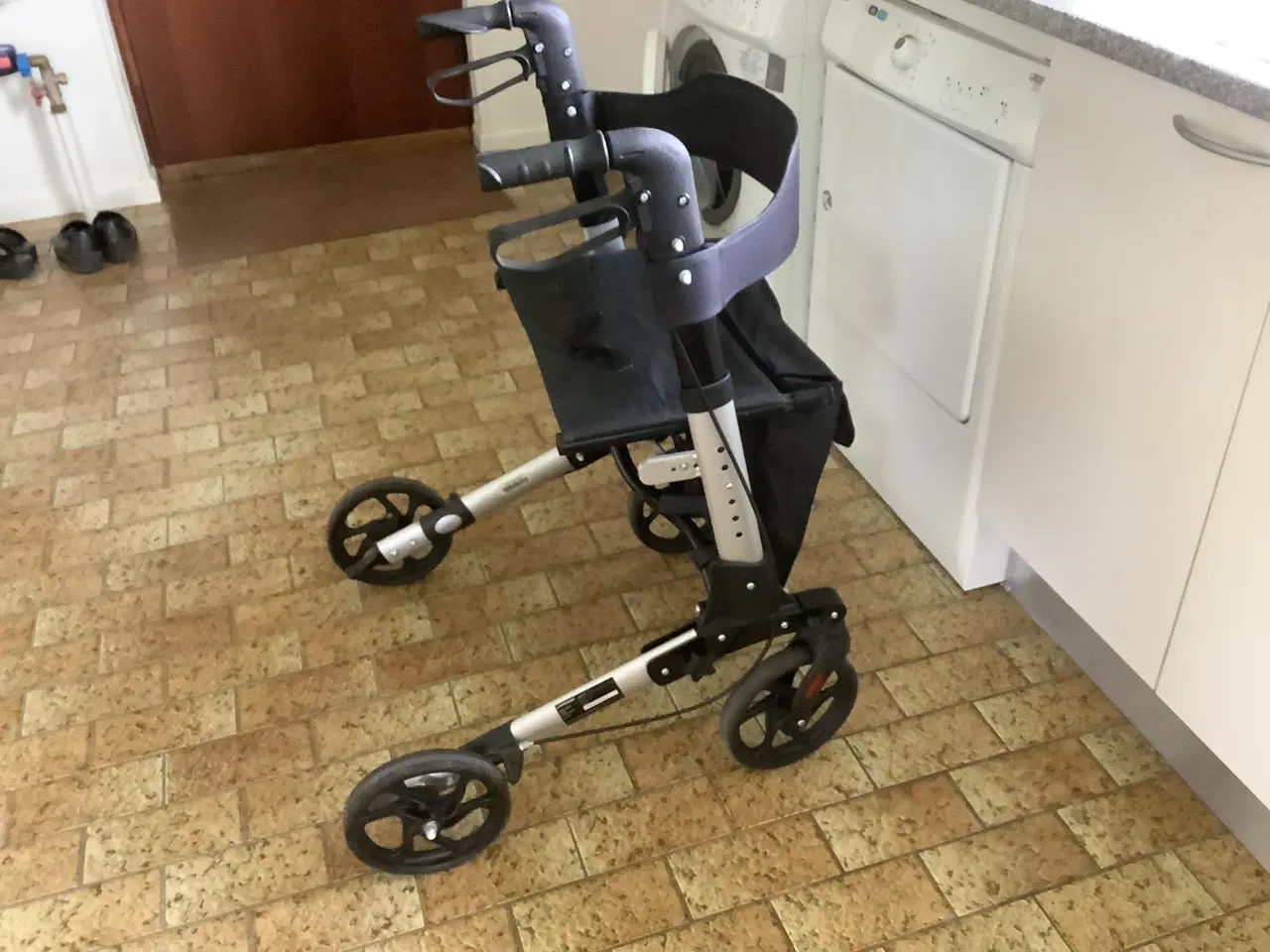 Billede 2 - Rollator  Uniprodo med taske.