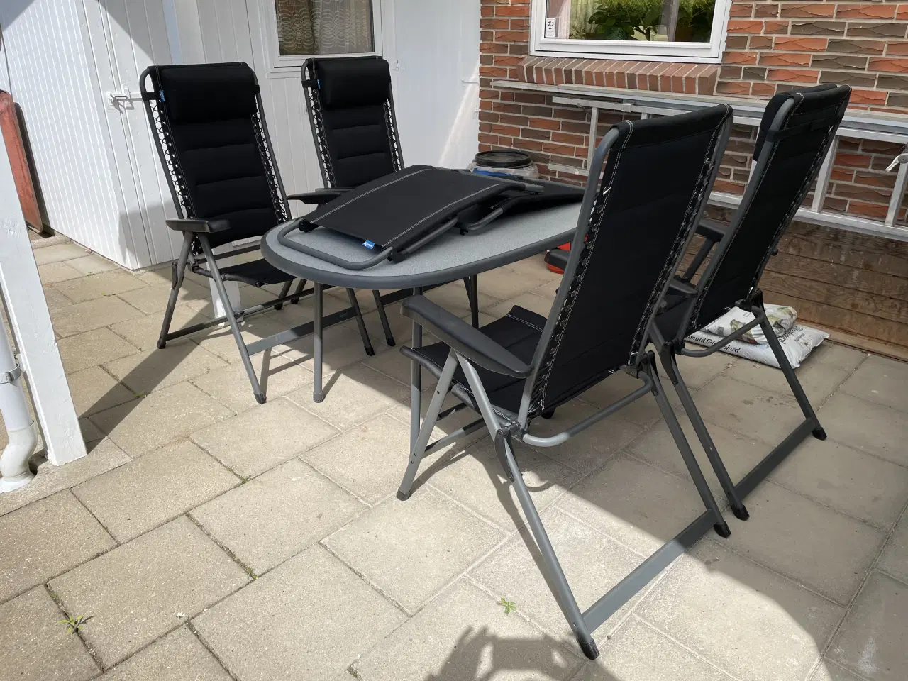 Billede 1 - Campingbord med 4 positionsstole + 2 fodstøtter