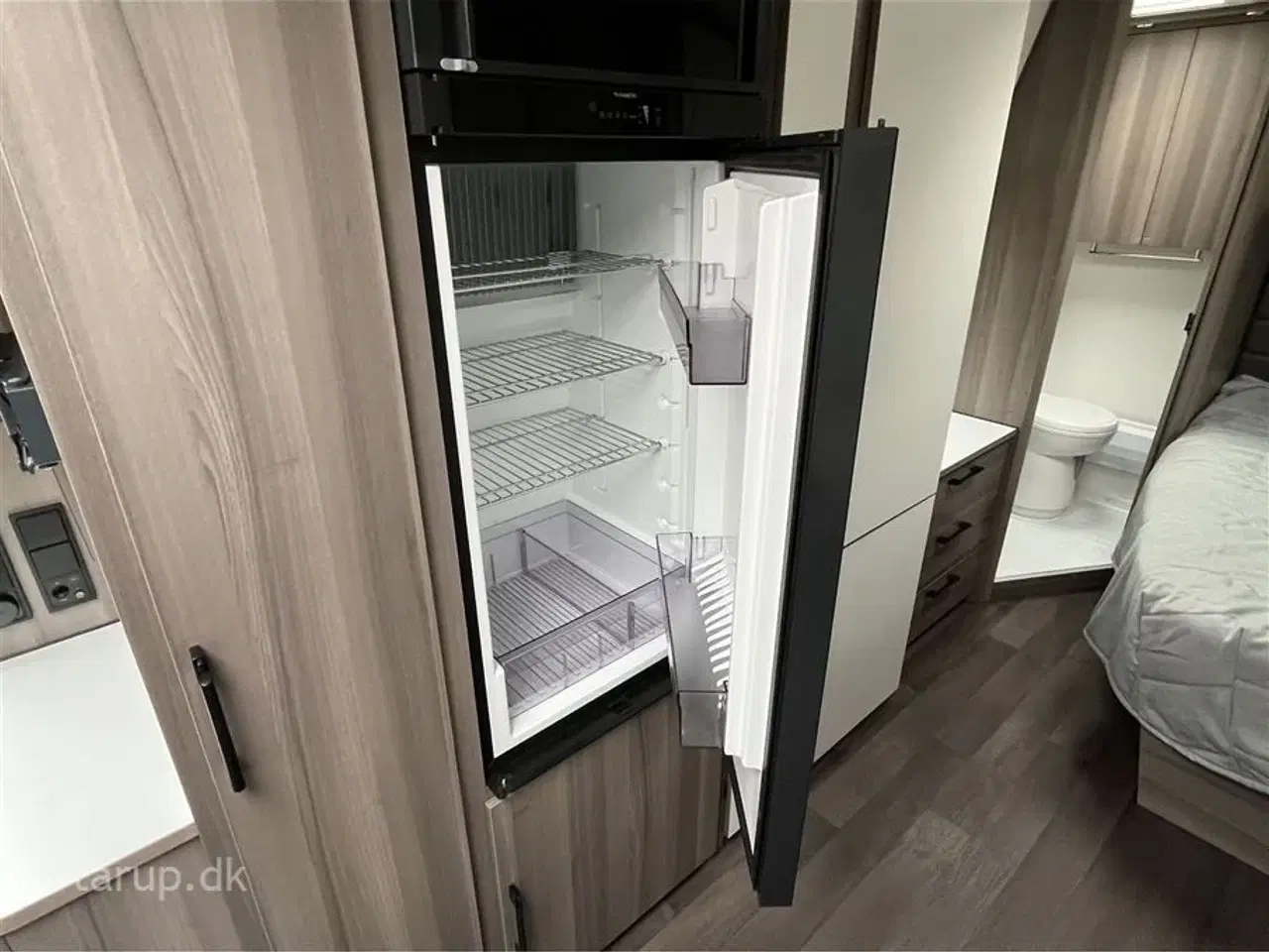 Billede 13 - 2022 - Kabe Estate 600 XL KS   Cykelstativ, Mestic klimaanlæg, rundsiddegruppe, ALDE centralvarme, vandbåren gulvvarme, stort køle/ frys, alufælge, glatte sider, fransk dobbeltseng