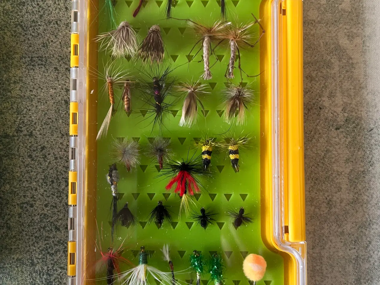 Billede 1 - Æske med 30 stk fluer (fiskeri)
