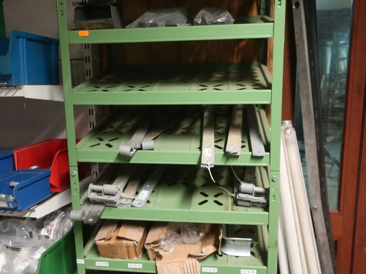 Billede 6 - 4+1 fag reoler inkl. indhold (hegnstilbehør m.v.) (se billeder)