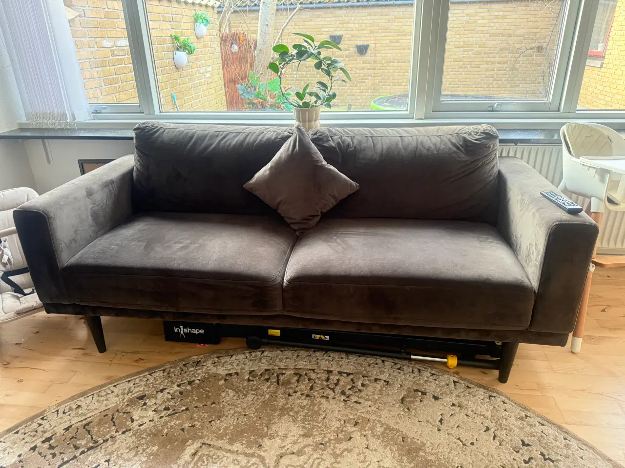 Billede 1 - Brun velour sofaer (to stk) med gratis gulv tæppe