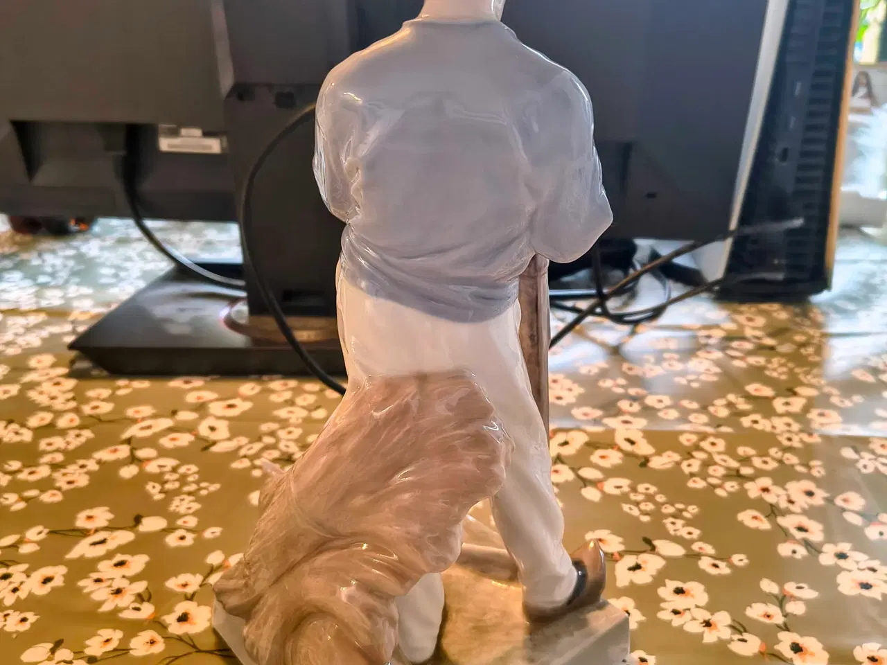 Billede 2 - Royal Copenhagen porcelænsfigur af mand med le