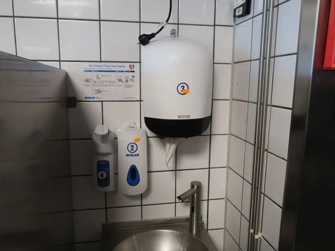 Billede 2 - Vaskestation, papirdispenser, sæbedispenser m.m.