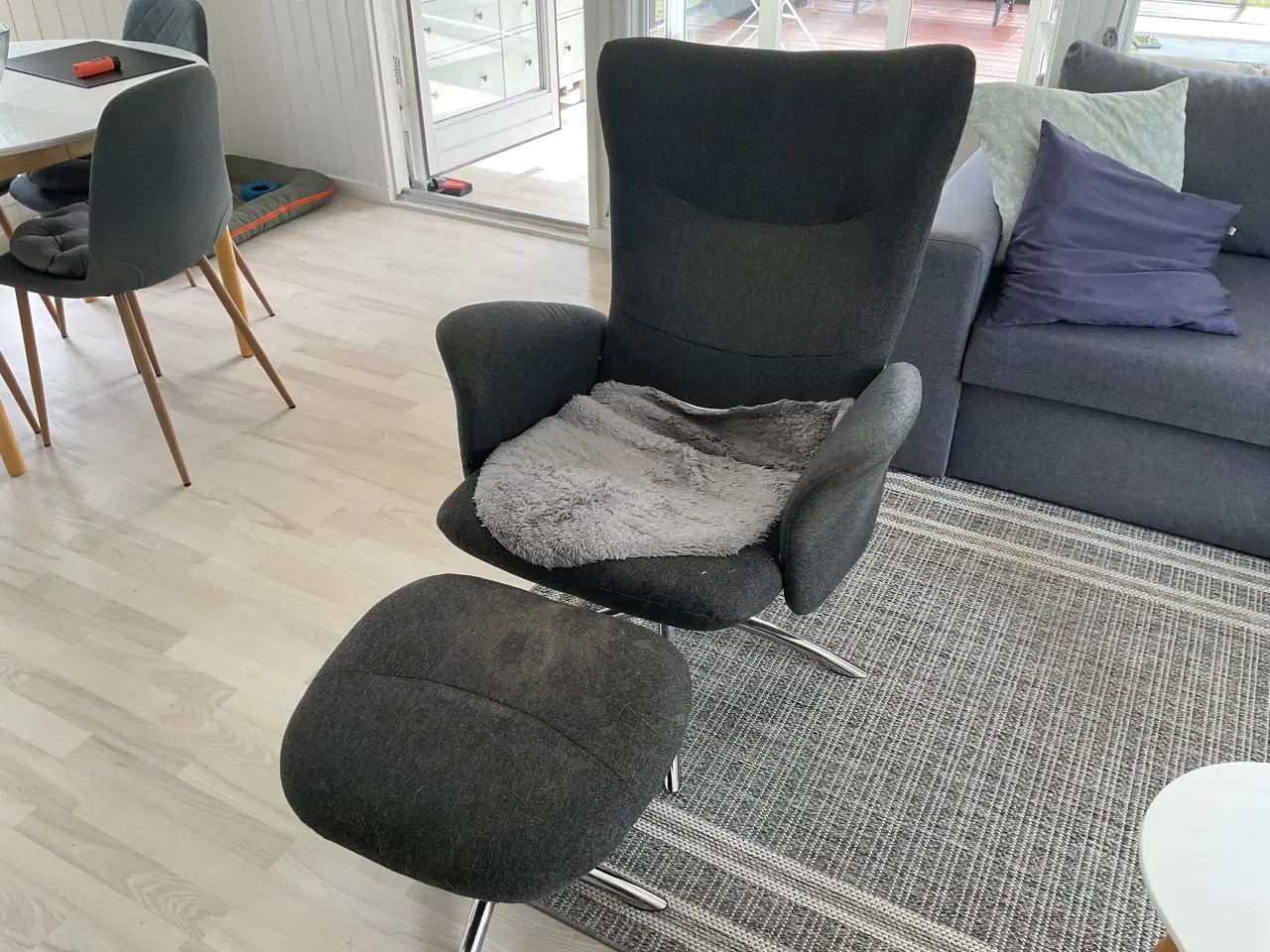 Billede 2 - Sovesofa med chaiselong og opbevaring og vippestol