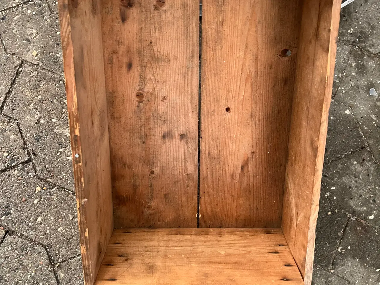 Billede 8 - Billeder, hundeskåle, trækasse, hylde til bad. 