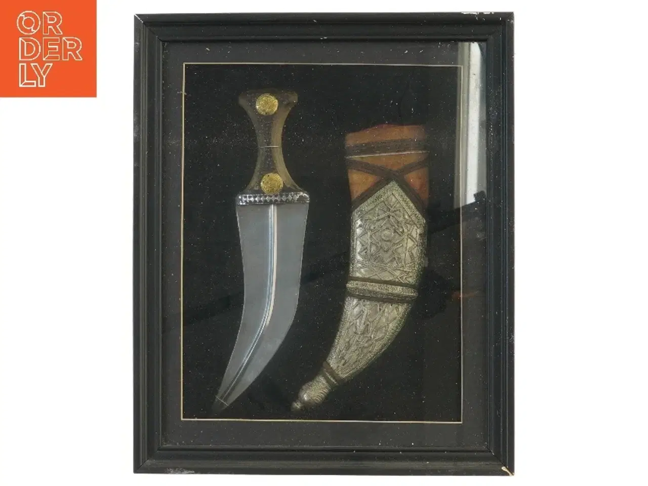 Billede 1 - Dekorativ ramme med kniv og skede (str. 33,5x40,5 cm)