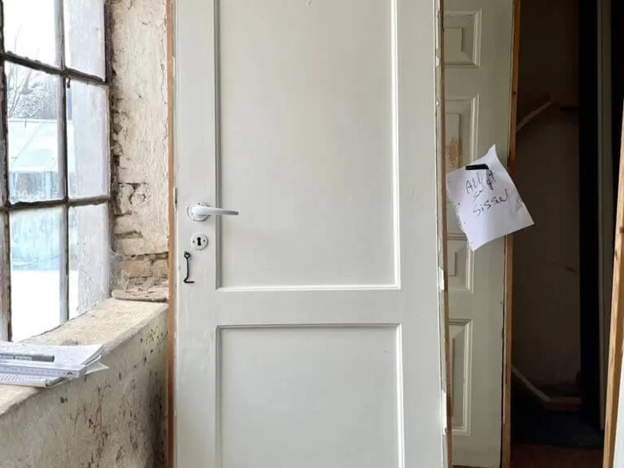 Billede 1 - Smal, original fyldningsdør m. karm