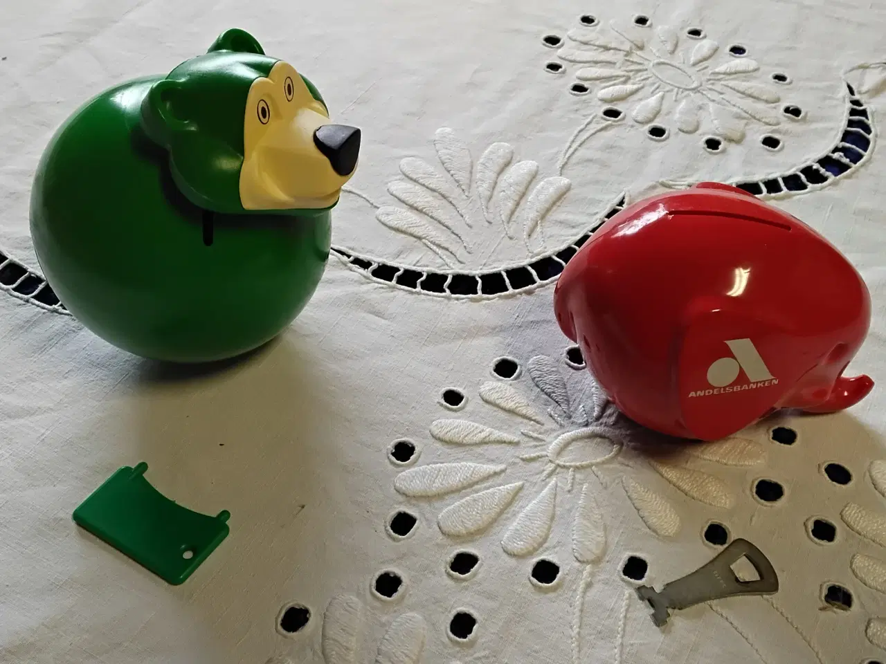 Billede 4 - 2 retro sparebøsser m/ org. nøgler - aldrig brugte