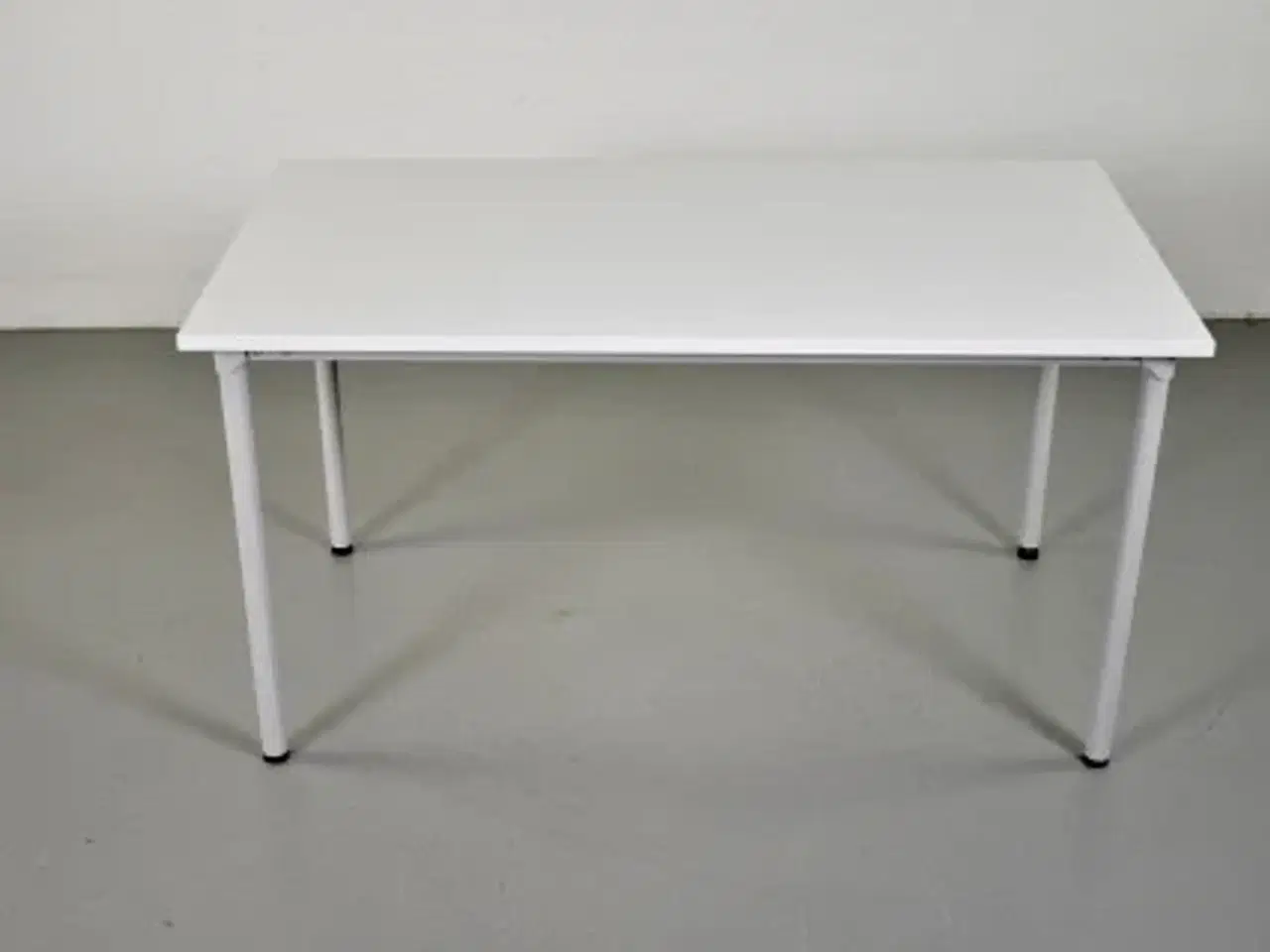 Billede 1 - Rbm eminent kantinebord i hvid med gråt stel