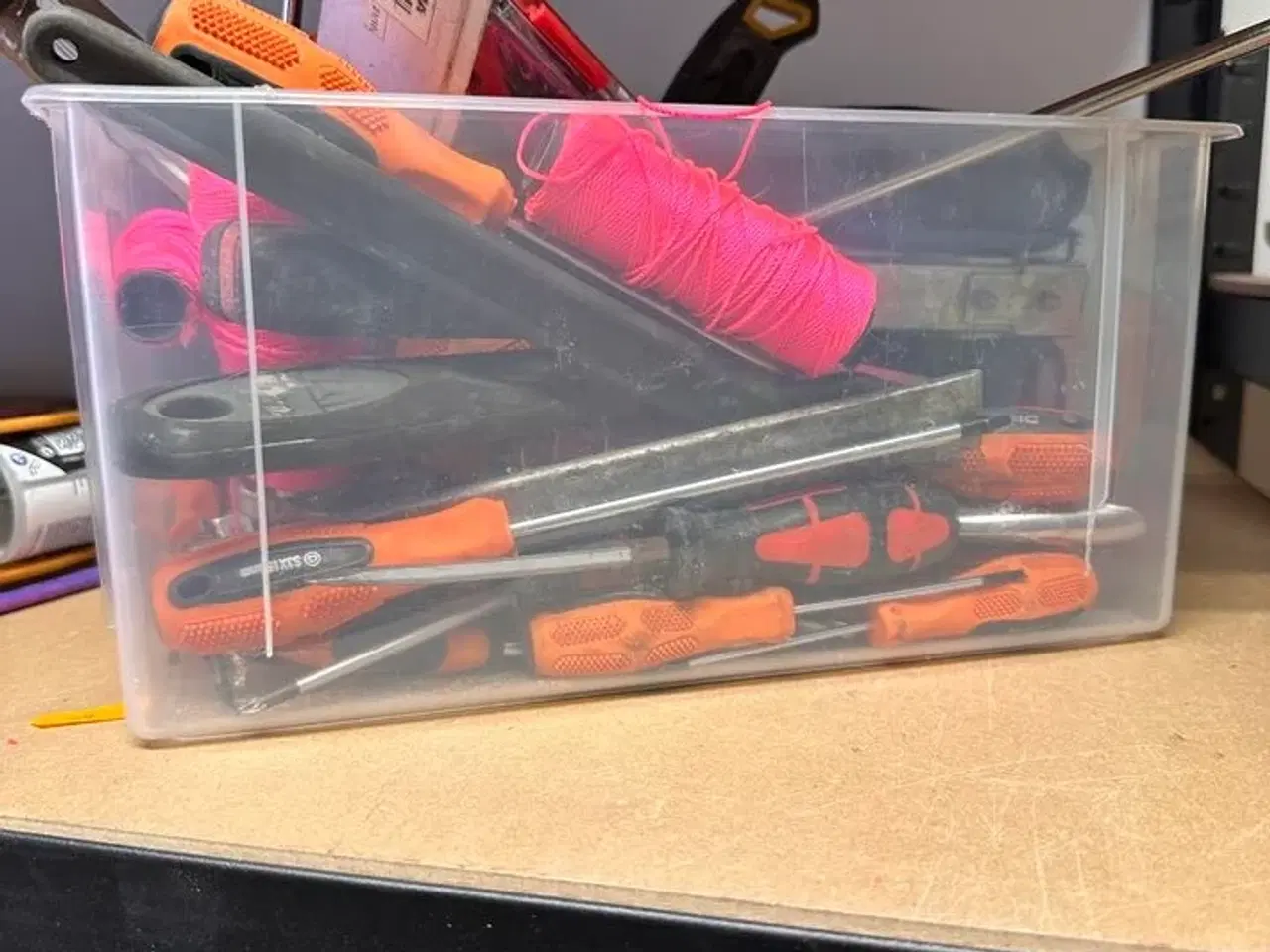 Billede 9 - Indhold på reoler af diverse håndværktøj, sikkerhedsdragter mv.