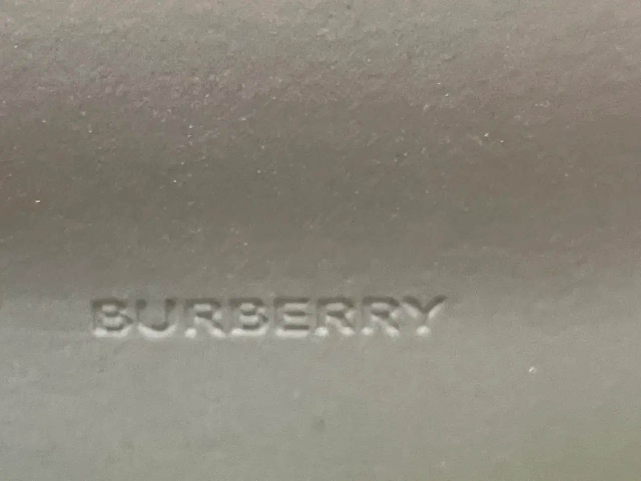 Billede 5 - Burberry solbrille & brille etui 2 stk