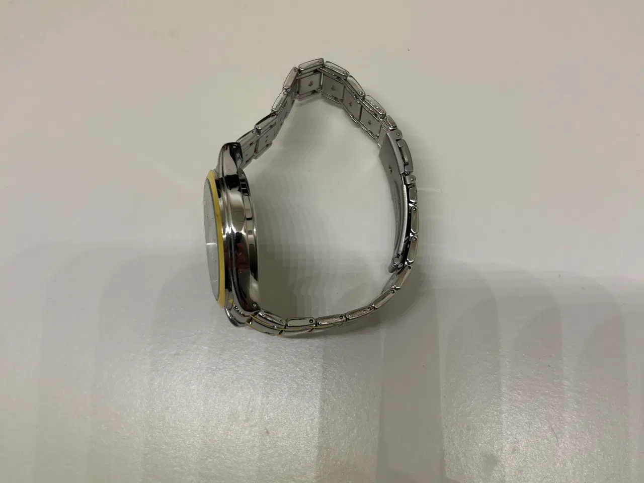 Billede 3 - Dyrt stilrigt ur med udstrålende gylden farve 