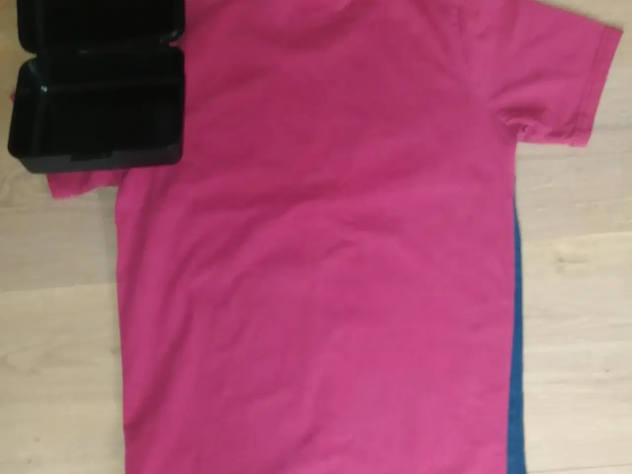 Billede 4 - FC BARCELONA TSHIRT 12-13 ÅR OG NY MADKASSE