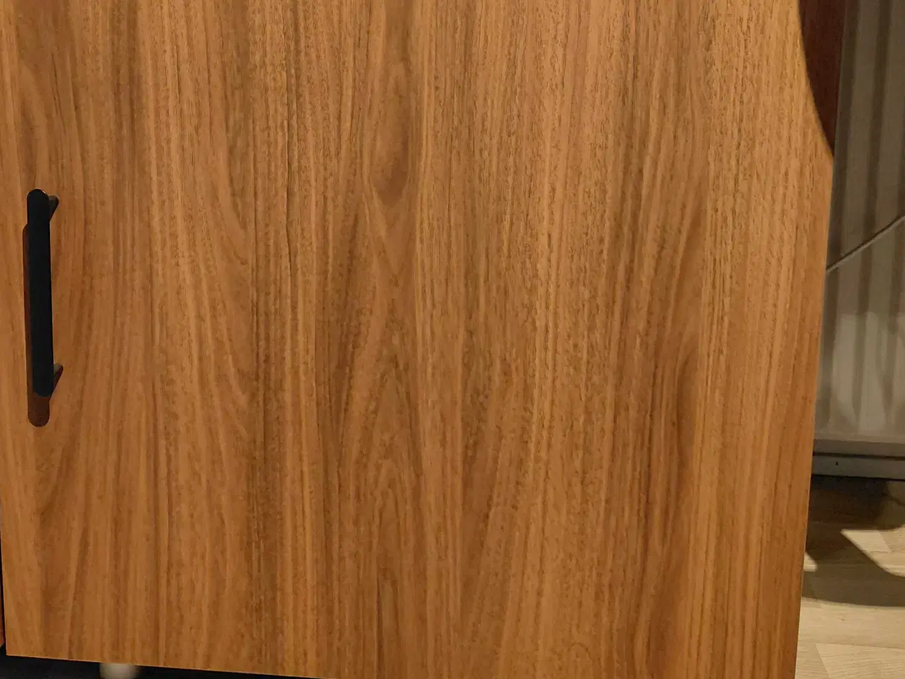 Billede 1 - Skab i dyb mørk brun