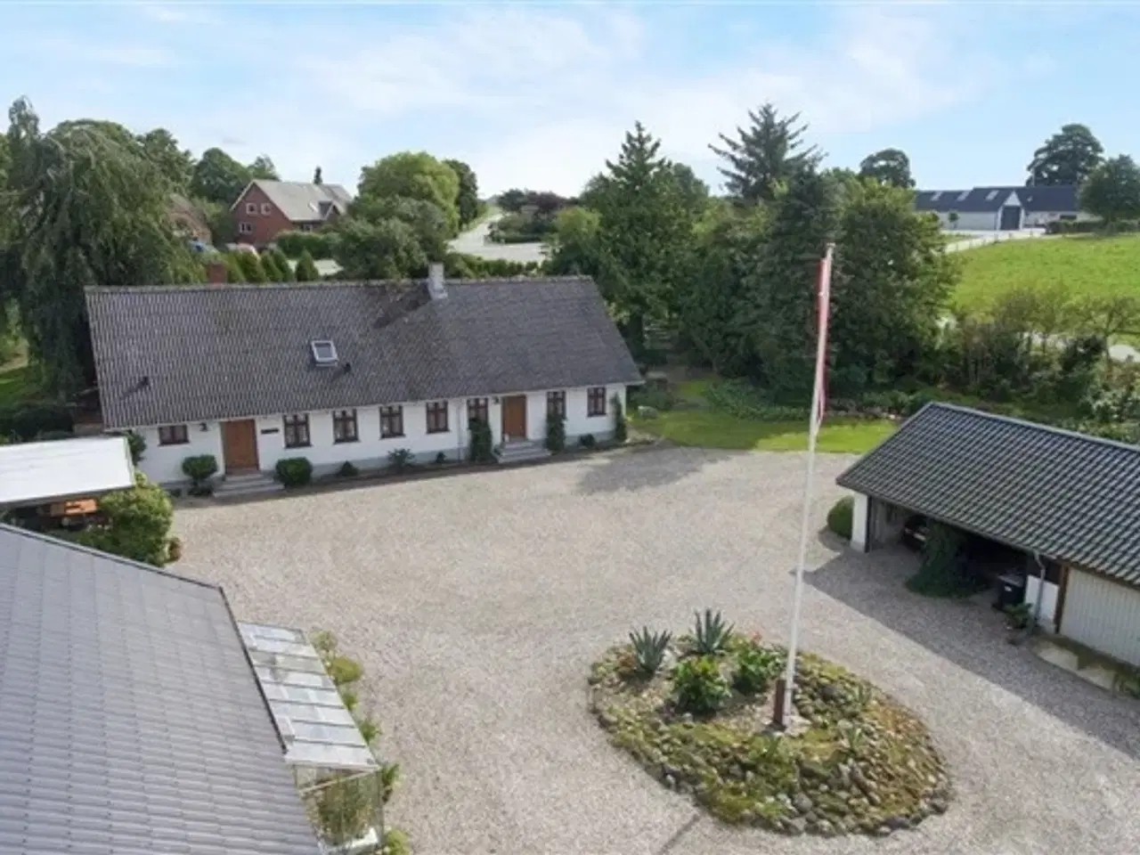 Billede 1 - Stuehus med stor have, carport, garage og værksted til leje i Purhus, Fårup, Aarhus