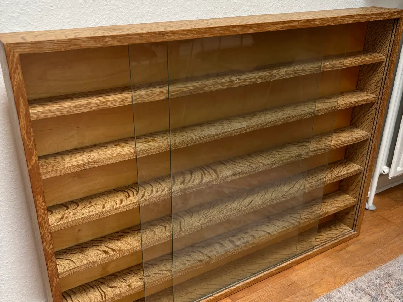 Billede 2 - Model skab  i eg med glas låget 