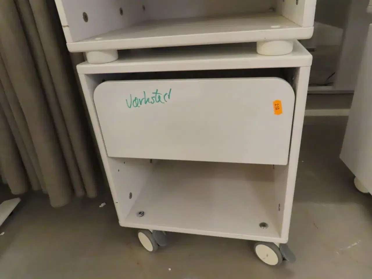 Billede 2 - 2 stk. Skuffemodul/sengebord, det en på hjul