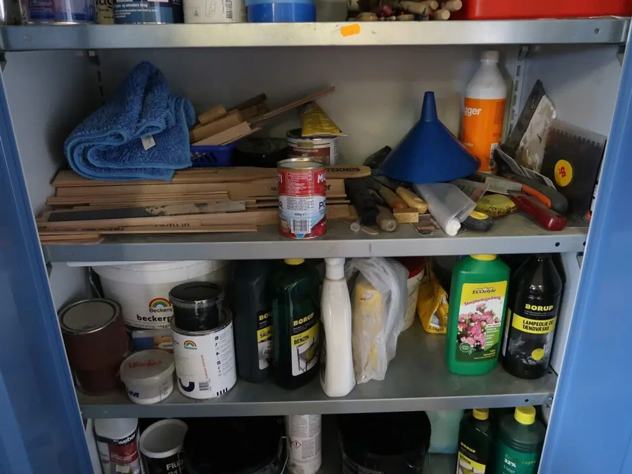 Billede 6 - Stålskab med div. Plejemidler, maling m.m.