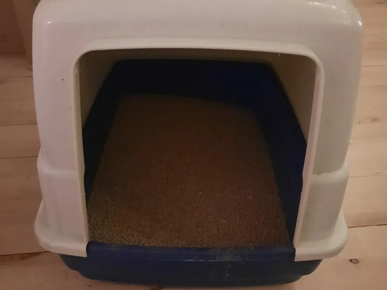 Billede 2 - 2 transport kasser og en overdækket kattebakke.