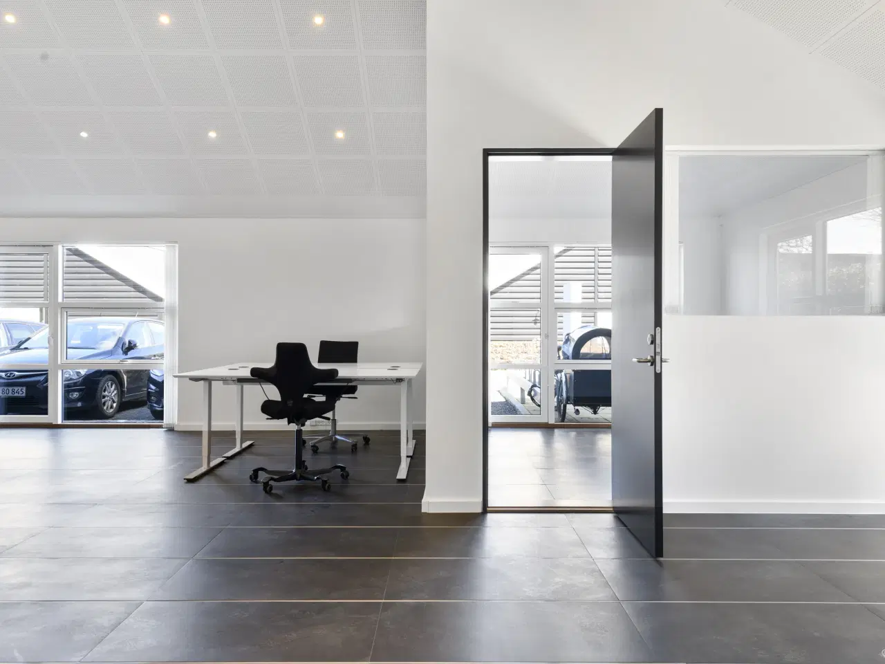 Billede 3 - Yderst indbydende lager med højt til loftet samt et lille kontor