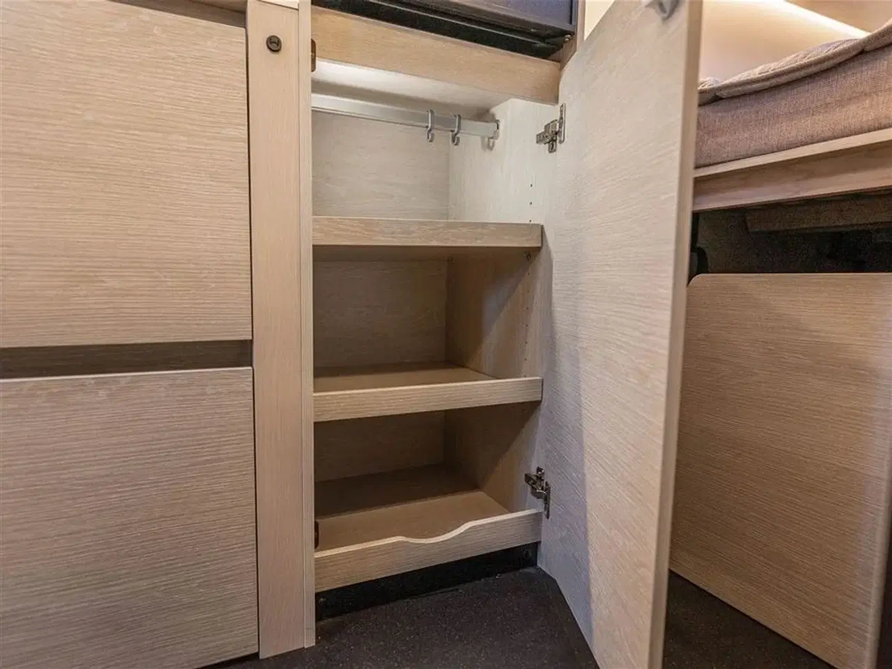 Billede 19 - 2026 - Tourne 6.4 Cruise aut. gear - Black   Den originale Tourne med langsgående senge