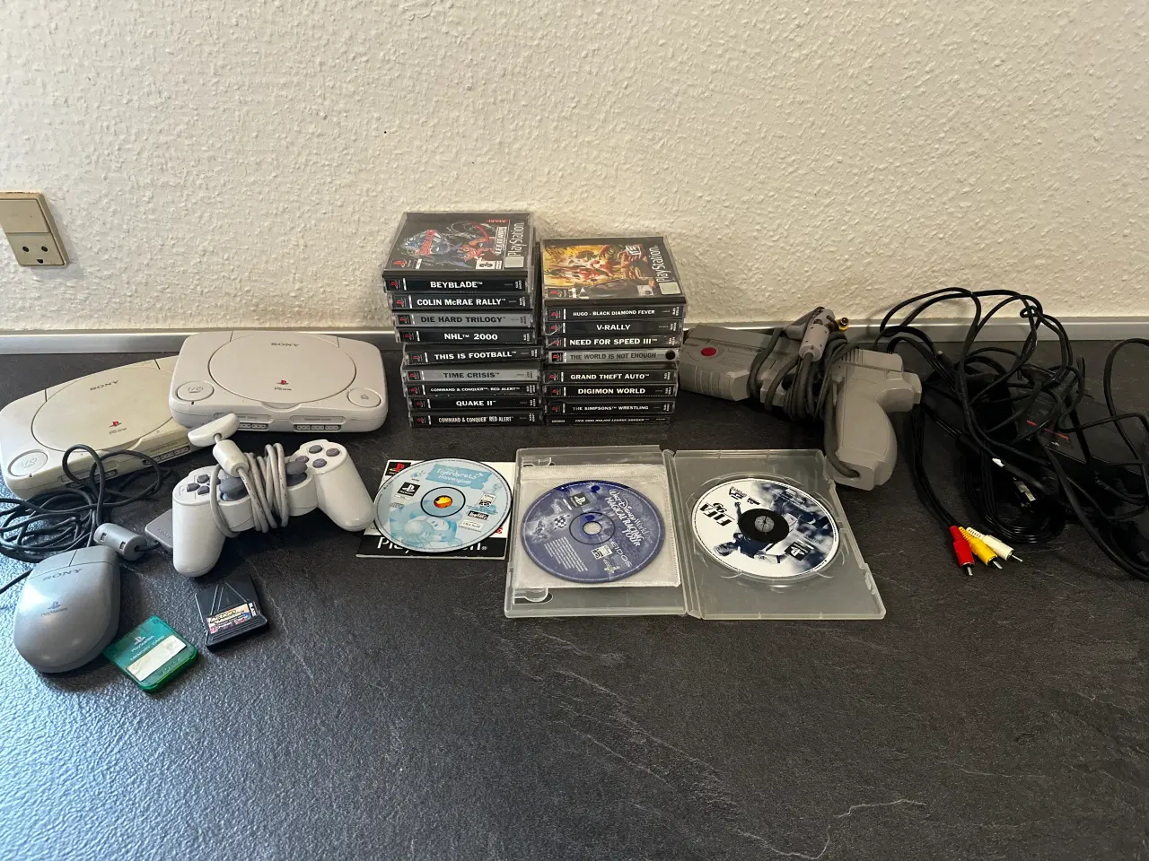 Billede 1 - Playstation One pakke med 2 maskiner og 20 spil