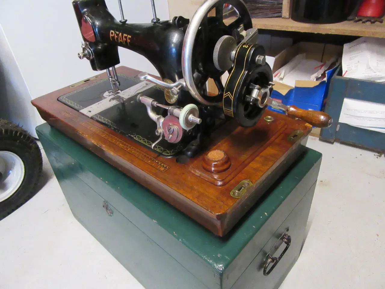 Billede 4 - Symaskine antik m.opbevarigskasse
