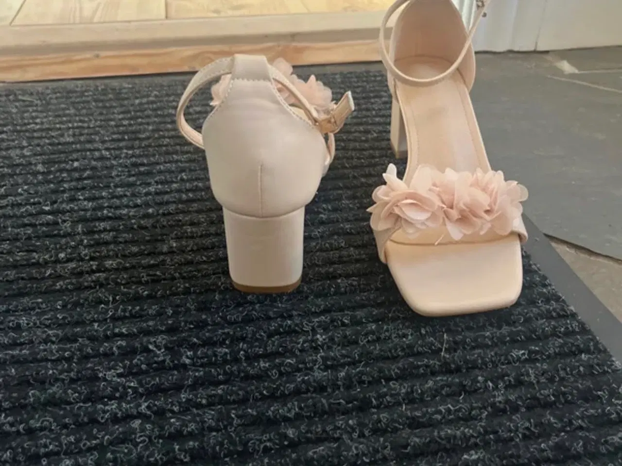 Billede 2 - Sko med hæl