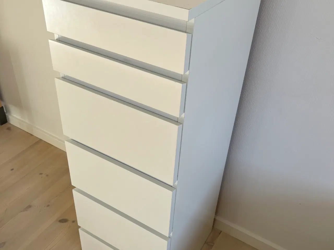 Billede 2 - Smal høj kommode Malm